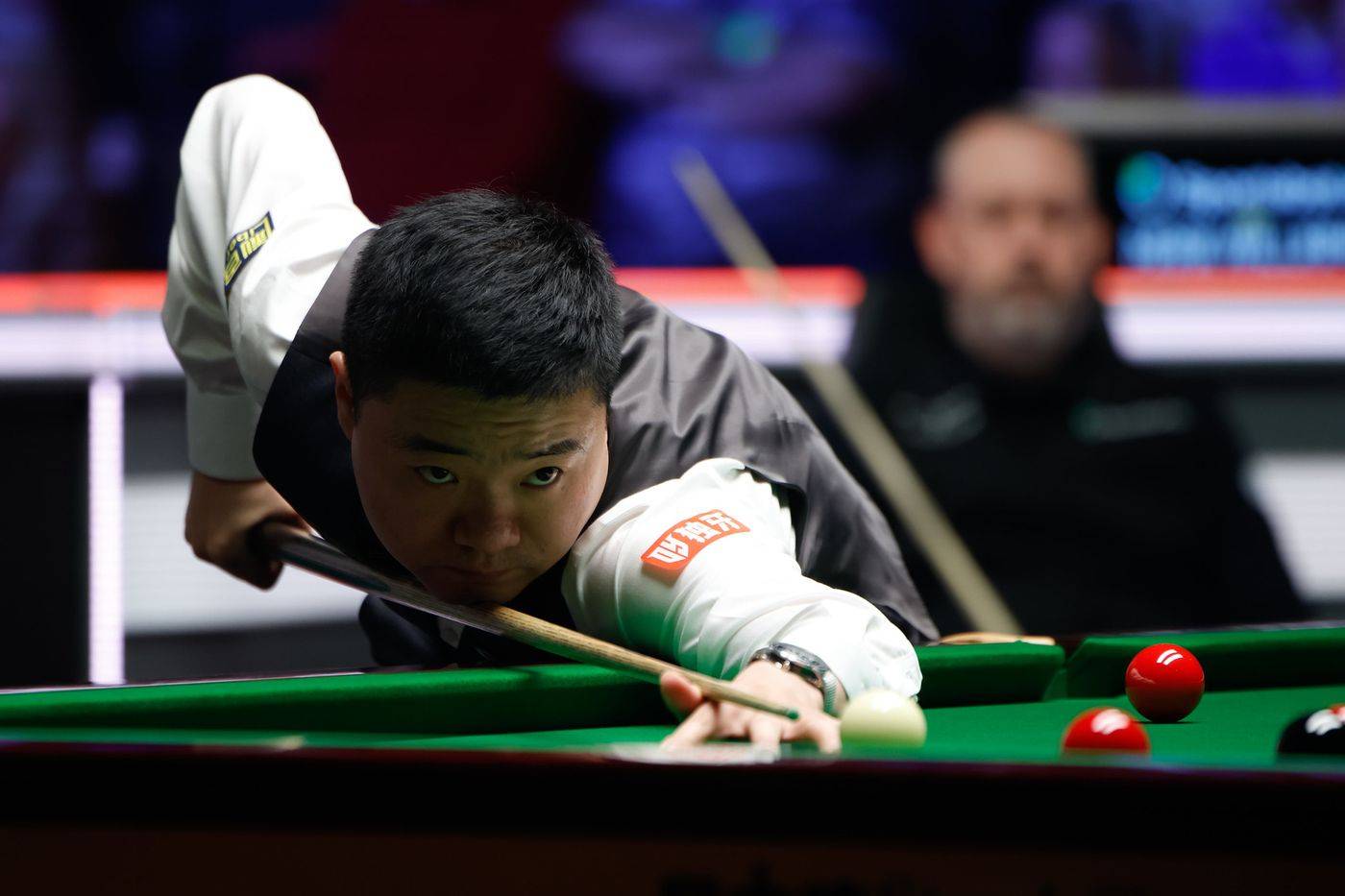 九游娱乐- 斯诺克常规赛掀起高潮，蓬莱巨龙队强势反弹东海迅豹队，高压逼抢奏功——韧性比赛的样板